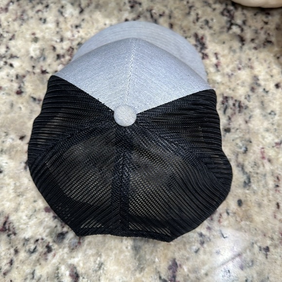 Men’s Hurley trucker hat gray and black adjustable - Picture 3 of 6